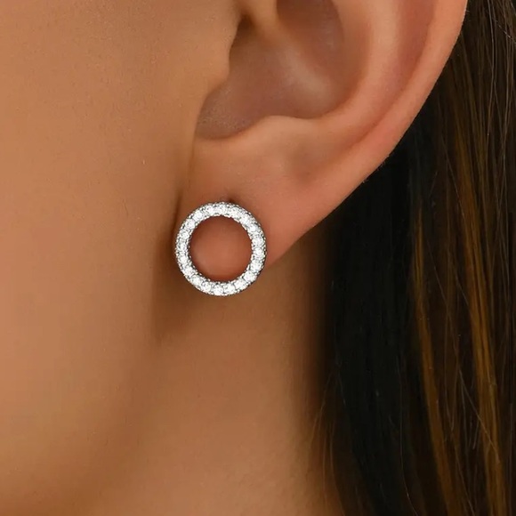 Jewelry - NEW Dainty Medium Circle Rhinestone stud Earrings Silver color - Boutique